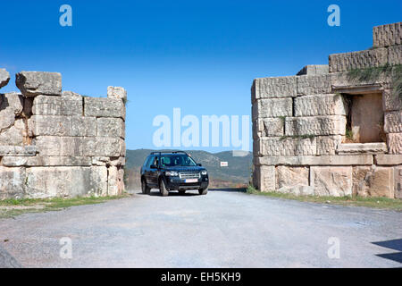 Ruines de l'Arcadia Gate à travers le mur de l'ancienne Messini, par lequel la route vers le nord tourne encore aujourd'hui Banque D'Images