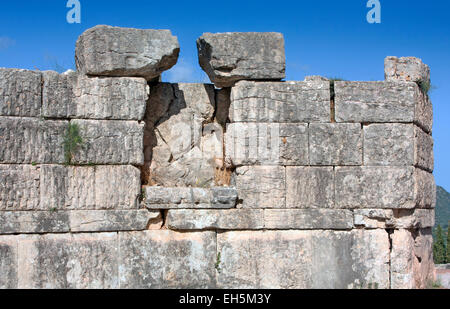 Une partie du mur de la porte d'Arcadia à travers le mur de l'ancienne Messini, par lequel la route vers le nord tourne encore aujourd'hui Banque D'Images