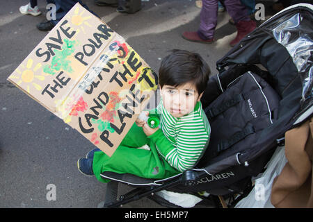 Londres, Royaume-Uni. 7 mars 2015. Un petit garçon est titulaire d'un panneau pour sauver les ours polaires. La marche organisée par le climat La lutte contre le changement climatique place outre de Lincoln's Inn en direction de la place du Parlement. La marche avait la devise : Changements climatiques - il est temps d'agir. Des dizaines de milliers de manifestants ont pris part et ont manifesté contre la fracturation hydraulique, la gestion du trafic, l'énergie nucléaire et d'autres politiques détruire l'environnement. Nick Savage/Alamy Live News Banque D'Images