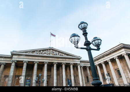 Londres, Royaume-Uni - 17 janvier : lampadaire avec entrée au British Museum de l'arrière-plan. 17 janvier 2015 à Londres. Banque D'Images