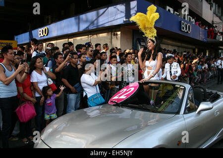 Quezon City, Philippines. 7 mars, 2015. Candidat numéro 22, Anja Vanessa Peter de Antipolo City, des vagues à la foule alors que le convoi fait place à Quezon City, dans l'EDSA. Trente-quatre (34) Binibining Pilipinas les candidats ont défilé autour de l'Araneta Center de Cubao, samedi après-midi, une semaine avant le couronnement nuit le 15 mars. Crédit : J Gerard Seguia/Pacific Press/Alamy Live News Banque D'Images