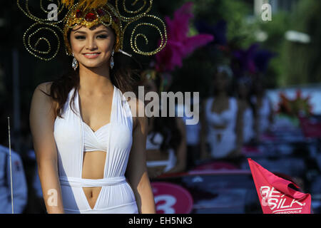Quezon City, Philippines. 7 mars, 2015. Candidat numéro 12, Kylie Verzosa dans la ville de Baguio, sourit à la foule pendant le défilé des candidats à l'Araneta Center de Cubao, Quezon City. Trente-quatre (34) Binibining Pilipinas les candidats ont défilé autour de l'Araneta Center de Cubao, samedi après-midi, une semaine avant le couronnement nuit le 15 mars. Crédit : J Gerard Seguia/Pacific Press/Alamy Live News Banque D'Images