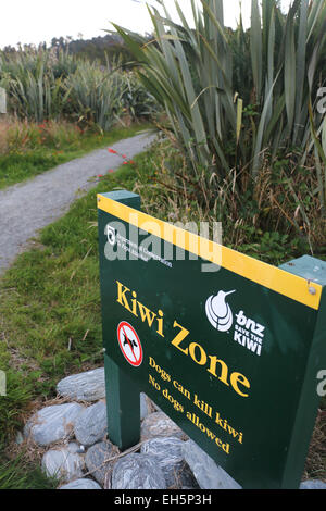 Zone Kiwi signe de la conservation des oiseaux de Nouvelle-zélande trail préserver doc chien parc d'avertissement Banque D'Images