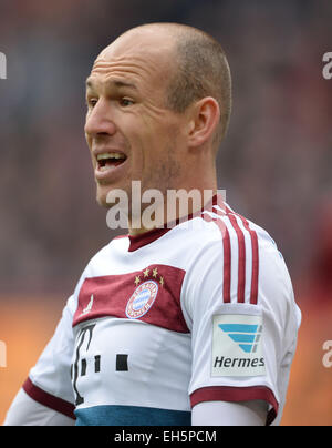 Hanovre, Allemagne. 07Th Mar, 2015. La Munich Arjen Robben cherche sur pendant le match de football Bundesliga allemande entre Hannover 96 et le FC Bayern Munich, sur la scène de l'IDH à Hanovre, Allemagne, 07 mars 2015. Photo : Peter Steffen/dpa (EMBARGO SUR LES CONDITIONS - ATTENTION - En raison de la lignes directrices d'accréditation, le LDF n'autorise la publication et l'utilisation de jusqu'à 15 photos par correspondance sur internet et dans les médias en ligne pendant le match)/dpa/Alamy Live News Banque D'Images