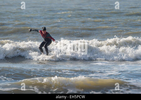 Pays de Galles Aberystwyth UK, samedi 7 mars 2015 Météo France : A lone surfer attraper quelques vagues sur une journée de printemps chaud et ensoleillé au bord de mer à Aberystwyth, sur la côte ouest du pays de Galles. Crédit photo : Keith Morris/ Alamy Live News Banque D'Images