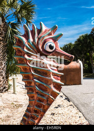 Seahorse peint à la main, boîte aux lettres Accueil résidentielle de banlieue, Flagler Beach, FL Banque D'Images