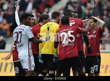 Hanovre, Allemagne. 07Th Mar, 2015. Le Hanovre et Munich's players recueillir après la Bundesliga match de foot entre Hannover 96 et le FC Bayern Munich, sur la scène de l'IDH à Hanovre, Allemagne, 07 mars 2015. Photo : Carmen Jaspersen/dpa (EMBARGO SUR LES CONDITIONS - ATTENTION - En raison de la lignes directrices d'accréditation, le LDF n'autorise la publication et l'utilisation de jusqu'à 15 photos par correspondance sur internet et dans les médias en ligne pendant le match)/dpa/Alamy Live News Banque D'Images