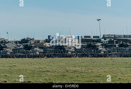 Des centaines de troupes et véhicule de l'Armée inscrivez-vous à un grand exercice d'appel d'exercice militaire Tractable Banque D'Images