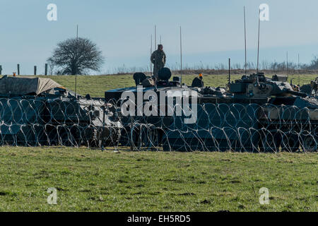 Des centaines de troupes et véhicule de l'Armée inscrivez-vous à un grand exercice d'appel d'exercice militaire Tractable Banque D'Images