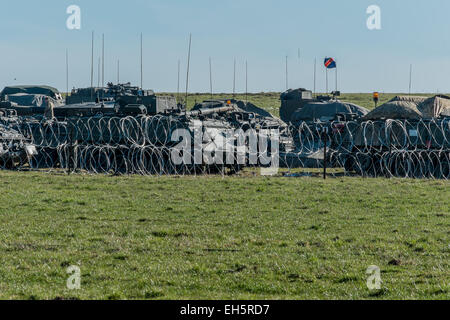 Des centaines de troupes et véhicule de l'Armée inscrivez-vous à un grand exercice d'appel d'exercice militaire Tractable Banque D'Images