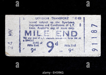 Ancien utilisé London Transport ticket de métro acheté à la gare de Mile End et l'établissement des coûts 9d - neuf ancien pence ou pièces d'Angleterre Brita Banque D'Images