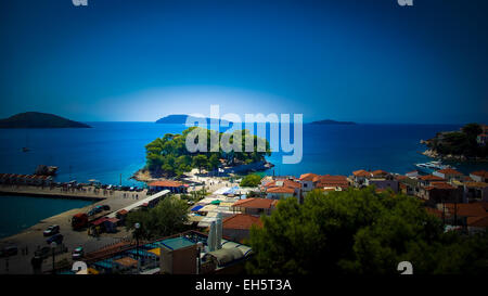 La ville de Skiathos dans l'île de Skiathos, Grèce. L'île de Skiathos est situé dans la partie nord du groupe des îles Sporades. Banque D'Images