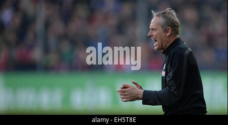 L'entraîneur-chef de Fribourg Christian Streich réagit au cours de la Bundesliga match de foot entre Fribourg et Werde Bremen à Schwarzwald stadium à Freiburg, Allemagne, 07 mars 2015. Photo : Patrick Seeger/dpa Banque D'Images