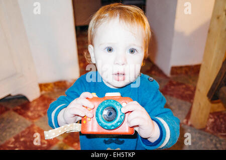 Jeune blonde avec l'appareil photo Banque D'Images