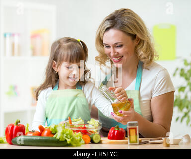 La mère et l'enfant la préparation des aliments sains Banque D'Images