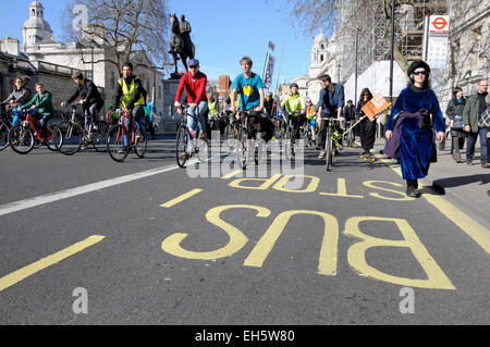 Londres, Royaume-Uni. 7 mars, 2015. Il est temps d'agir les mars à Londres au Parlement pour un rassemblement. Les cyclistes dans Whitehall Banque D'Images