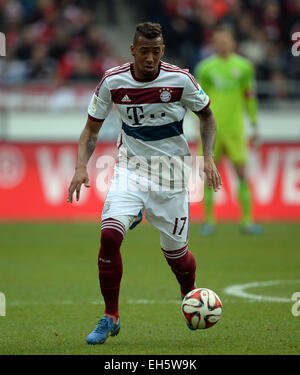 Hanovre, Allemagne. 07Th Mar, 2015. Munich's Jerome Boateng en action au cours de la Bundesliga match de foot entre Hannover 96 et le FC Bayern Munich, sur la scène de l'IDH à Hanovre, Allemagne, 07 mars 2015. Photo : Peter Steffen/dpa (EMBARGO SUR LES CONDITIONS - ATTENTION - En raison de la lignes directrices d'accréditation, le LDF n'autorise la publication et l'utilisation de jusqu'à 15 photos par correspondance sur internet et dans les médias en ligne pendant le match)/dpa/Alamy Live News Banque D'Images