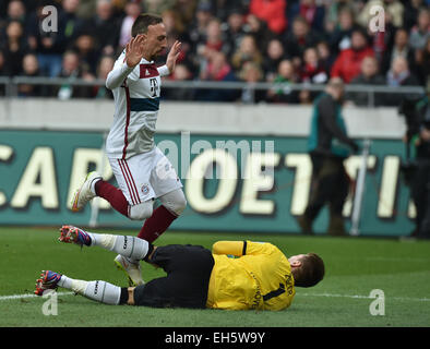 Hanovre, Allemagne. 07Th Mar, 2015. Ron-Robert Zieler gardien du Hanovre et Munich, Franck Ribery rivalisent pour le ballon pendant le match de football Bundesliga allemande entre Hannover 96 et le FC Bayern Munich, sur la scène de l'IDH à Hanovre, Allemagne, 07 mars 2015. Photo : Carmen Jaspersen/dpa/Alamy Live News Banque D'Images