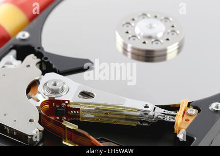 Disque dur noir en style macro pour arrière-plan technique. Banque D'Images