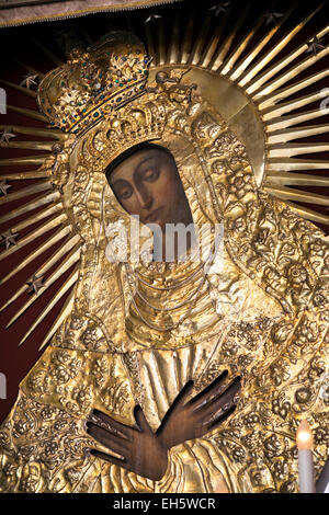 Notre Dame de la porte de l'Aurore dans la chapelle de la porte de l'Aurore, Vilnius, Lituanie Banque D'Images