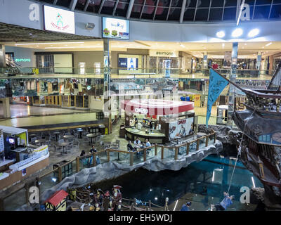 Des personnes non identifiées, au West Edmonton Mall, en Alberta, au Canada. Banque D'Images