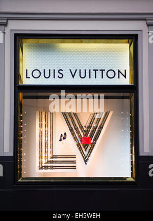 SYDNEY, AUSTRALIE - Février 9, 2015 : voir à la boutique Louis Vuitton à Sydney, Australie. Louis Vuitton est une maison de mode française f Banque D'Images