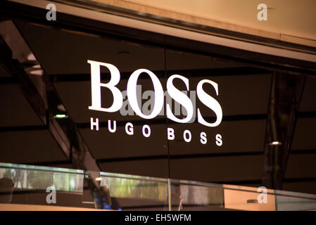 SYDNEY, AUSTRALIE - Février 9, 2015 : Hugo Boss shop à Sidney, Australie. Hugo Boss est l'allemand et le style de mode de luxe chambre fo Banque D'Images