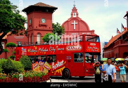 Melaka,Malaisie : Double-decker bus de tournée à Stadthuys, avec son horloge de la tour historique, 1753 Christ Church Banque D'Images