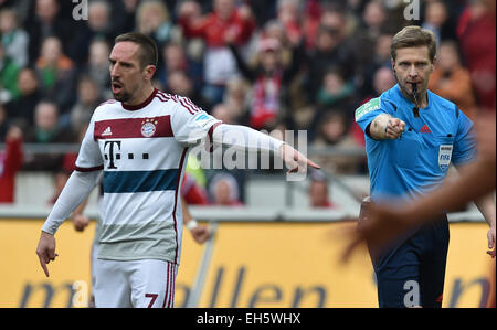 Hanovre, Allemagne. 07Th Mar, 2015. Franck Ribery de Munich et l'arbitre Tobias Welt réagir au cours de la Bundesliga match de foot entre Hannover 96 et le FC Bayern Munich, sur la scène de l'IDH à Hanovre, Allemagne, 07 mars 2015. Photo : Carmen Jaspersen/dpa/Alamy Live News Banque D'Images