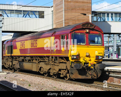 EWS locomotive diesel 66 mène un train de marchandises grâce à Peterborough, Cambridgeshire, Angleterre, RU Banque D'Images