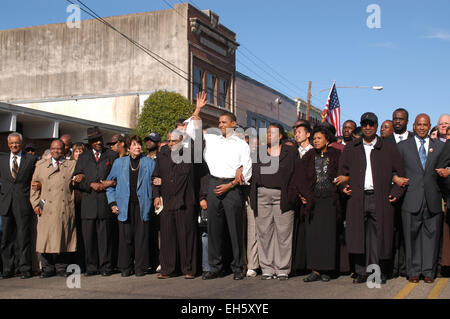 Mar 04, 2007 - Selma, Alabama, États-Unis - le candidat démocrate Barack Obama, Sénateur de l'Illinois avec une foule de marches à travers l'Edmund Pettus Bridge pour commémorer le 1965 'Bloody Sunday' des droits de vote de mars 1965. (Crédit Image : © Dana Mixer/ZUMA Press) Banque D'Images