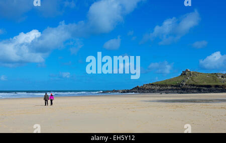Couple walking on beach, Newquay, Cornwall, England UK Banque D'Images