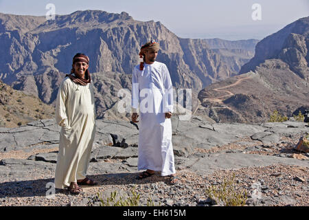 Les hommes, à l'Oman dans le Djebel Akhdar montagnes Hajar, Oman Banque D'Images