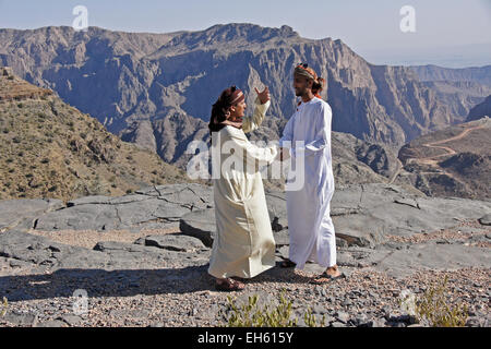 Les hommes, à l'Oman dans le Djebel Akhdar montagnes Hajar, Oman Banque D'Images