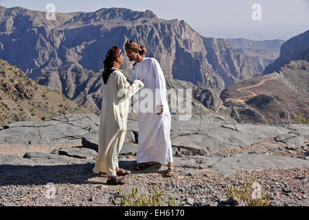 Les hommes omanais se saluer au Djebel Akhdar dans les monts Hajar, Oman Banque D'Images