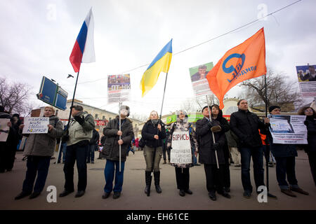 Le drapeau national de l'Ukraine a été observé dans la manifestation par des militants anti-guerre. - Un groupe de militants anti-guerre en Ukraine a tenu un rassemblement près de la station de métro Barricadnaya d'exprimer leur point de vue sur la politique du gouvernement russe sur le conflit actuel en Ukraine. Plus tard, ils ont été moins nombreux que les manifestant pro-gouvernementaux. © Geovien Si/Pacific Press/Alamy Live News Banque D'Images