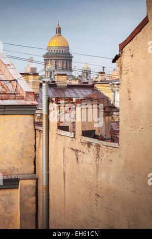 Saint-pétersbourg, Russie. Paysage urbain d'une partie centrale de la ville ancienne avec la cathédrale Saint-Isaac dome, vue d'un toit Banque D'Images