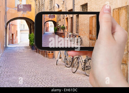 Travel Concept - Office de prendre photo de l'ancien rue médiévale italienne dans le centre historique de Ferrara, Italie le gadget mobile Banque D'Images