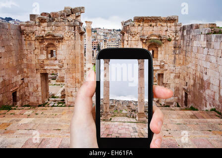 Travel Concept - Office de prendre photo de Gérasa, ville ancienne et ville moderne Jerash en Jordanie le gadget mobile Banque D'Images