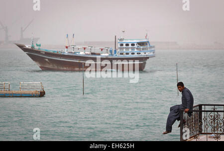 Téhéran, Iran. 7 mars, 2015. Un iranien se trouve sur la plage dans la ville portuaire de Chabahar, dans le sud-est de l'Iran, le 7 mars 2015. © Ahmad Halabisaz/Xinhua/Alamy Live News Banque D'Images