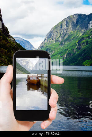 Concept de voyages touristiques - taking photo de fjord en Norvège le gadget mobile Banque D'Images