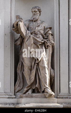 L'Apôtre saint Paul sur la façade de l'église paroissiale de Saint Sang à Graz, en Styrie, Autriche le 10 janvier 2015. Banque D'Images