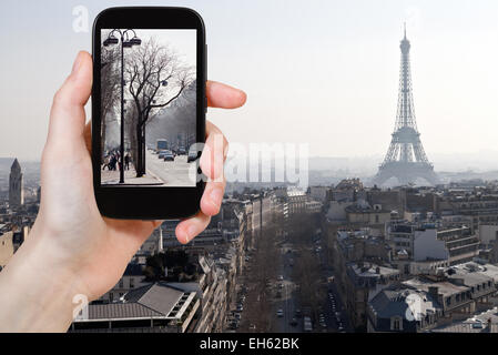 Concept de voyages touristiques - taking photo d'avenues à Paris au début du printemps sur mobile gadget, France Banque D'Images