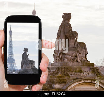 Travel Concept - Office de prendre photo de Marseille statue, colonne sur la place de la Concorde et de la Tour Eiffel à Paris au coucher du soleil sur Banque D'Images