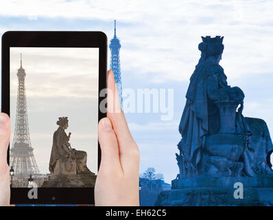 Travel Concept - Office de prendre photo de Marseille statue sur la place de la Concorde et de la Tour Eiffel à Paris au coucher du soleil sur mobile Banque D'Images