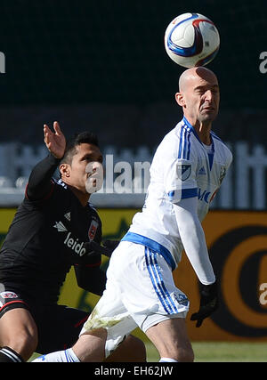 Washington, DC, USA. 7 mars, 2015. 20150307 - Impact de Montréal defender Laurent Ciman (23) à la tête de la balle contre D.C. United dans la première moitié d'au Stade RFK à Washington. United a défait l'impact, 2-1. © Chuck Myers/ZUMA/Alamy Fil Live News Banque D'Images