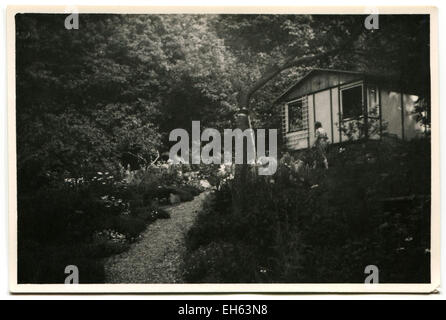 L'Allemagne. 7 mars, 2015. CIRCA 1960 : une femme marche près de la maison dans les montagnes © Igor Golovniov/ZUMA/ZUMAPRESS.com/Alamy fil Live News Banque D'Images