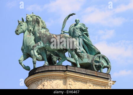 Statue allégorique de la paix en place des Héros de Budapest, Hongrie Banque D'Images