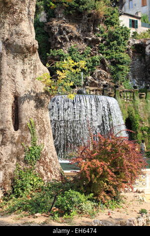 Fontaine ovale dans la Villa d'Este, Tivoli, Italie Banque D'Images