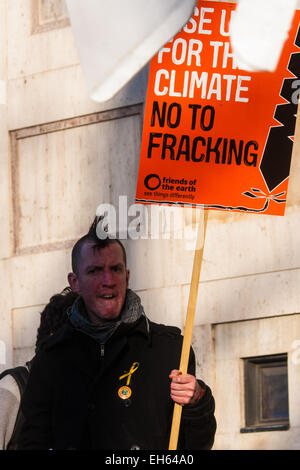 Londres, Royaume-Uni. 7 mars, 2015. Après le climat de mars à Londres, masqués d'anarchistes et militants environnementaux se heurtent à la police suite à une échappée de protestation contre Shell House. Sur la photo : un manifestant de fracturation avec son placard - il a été arrêté quelques minutes plus tard après un affrontement avec la police. Crédit : Paul Davey/Alamy Live News Banque D'Images